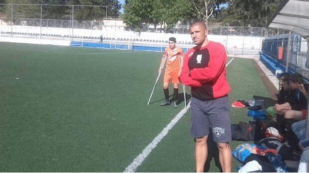 Απίστευτο σκηνικό στη Ρόδο με 14χρονο παίκτη να παίζει με πατερίτσες (photos/vid)