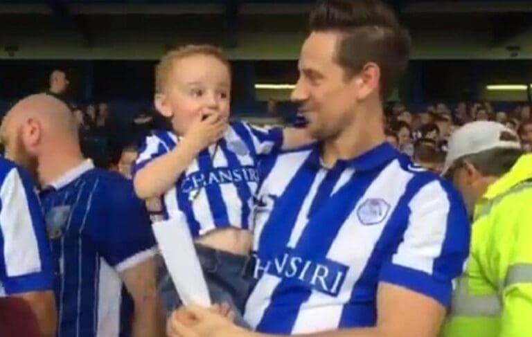 Πιτσιρικάς παθαίνει “πλάκα” μπαίνοντας πρώτη φορά σε γήπεδο!