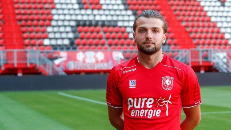 Φόρεσε για πρώτη φορά τα “κόκκινα” ο Λάμπρου! (photo)