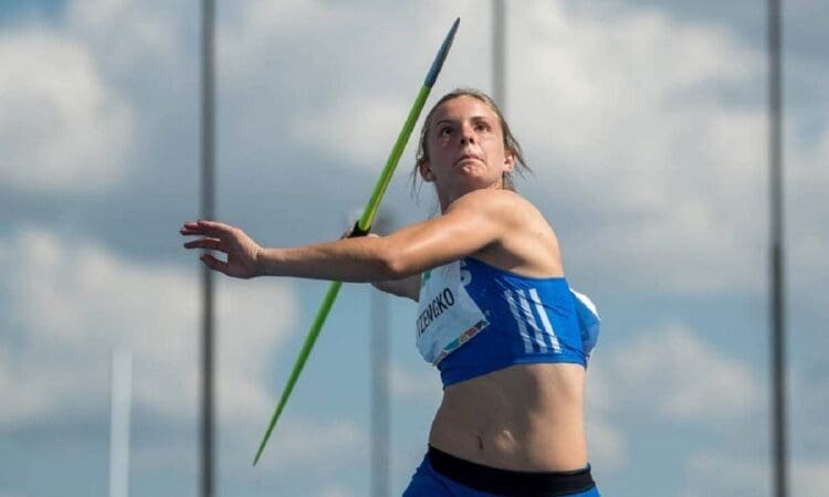 “Έσπασε” το παγκόσμιο ρεκόρ στον ακοντισμό η 17χρονη Τζένγκο!