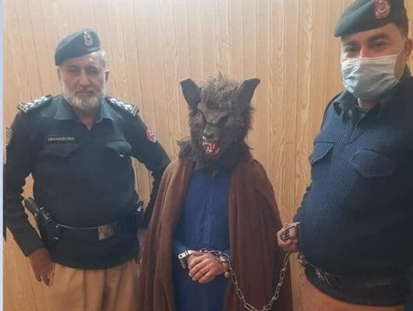 Ντύθηκε… λυκάνθρωπος και τρόμαζε τον κόσμο την Πρωτοχρονιά! (photos)