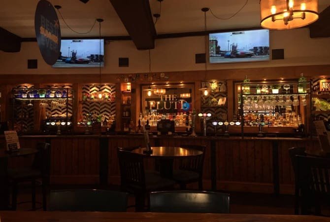 ΤΡΕΛΟ ξύλο από γυναίκες σε παμπ – Μπουκάλα και ποτήρια στα… κεφάλια! (vid)