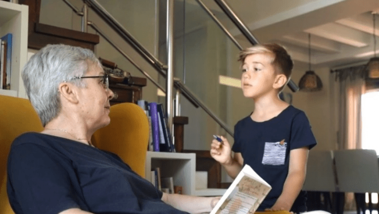 “Γιαγιά κάνε εμβόλιο για να μην ξαναδούμε τον Χαρδαλιά στην τηλεόραση”! (vid)