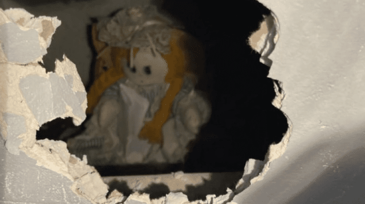 Αγόρασε σπίτι και… ανακάλυψε ανατριχιαστική κούκλα με σημείωμα!