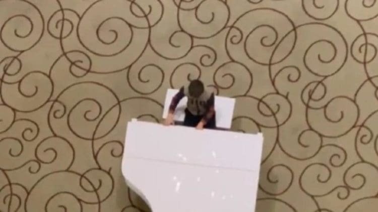 Συγκλονίζει το αγόρι που παίζει πιάνο ενώ εισβάλλουν ρωσικά στρατεύματα!