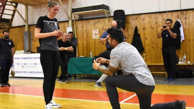 Έκανε πρόταση γάμου στην προπονήτρια της U20 του ΠΑΟΚ! (photo)