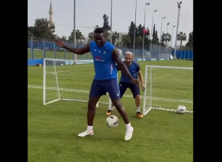 Ο Μπαλοτέλι έκανε… πλάκα στον συμπαίκτη του με τακουνάκια!