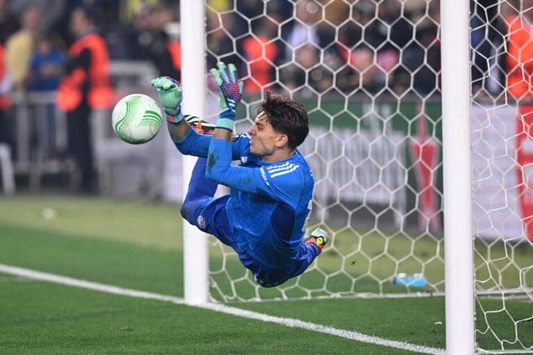 Με ήρωα τον Τζολάκη στους… “4” ο Ολυμπιακός!