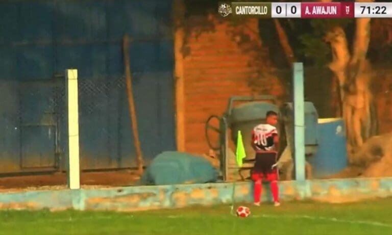 Ποδοσφαιριστής αποβλήθηκε γιατί… έκανε την ανάγκη του!