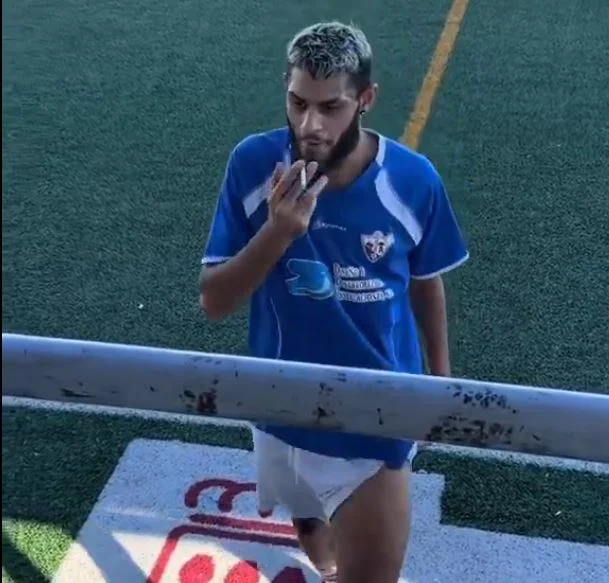 Μερακλής… ποδοσφαιριστής άρχισε τις ντρίμπλες με τσιγάρο στο χέρι!