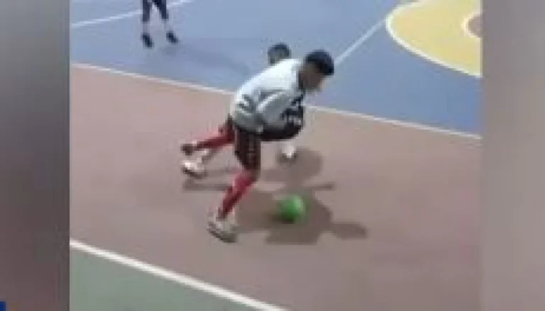 Πιτσιρικάς ανάγκασε αντιπάλους να… κουτουλήσουν με μια ντρίμπλα!