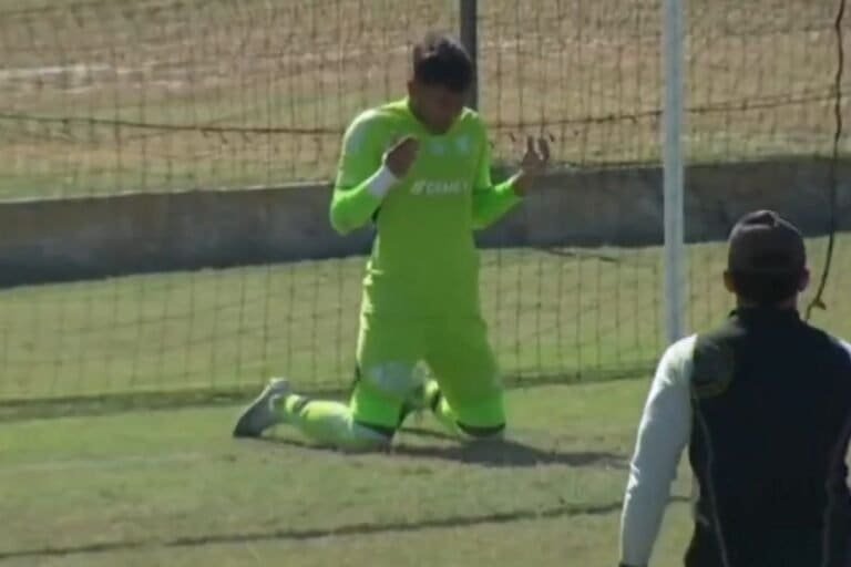 Νεαρός κίπερ… έμαθε τον θάνατο του πατέρα του ενώ έπαιζε!