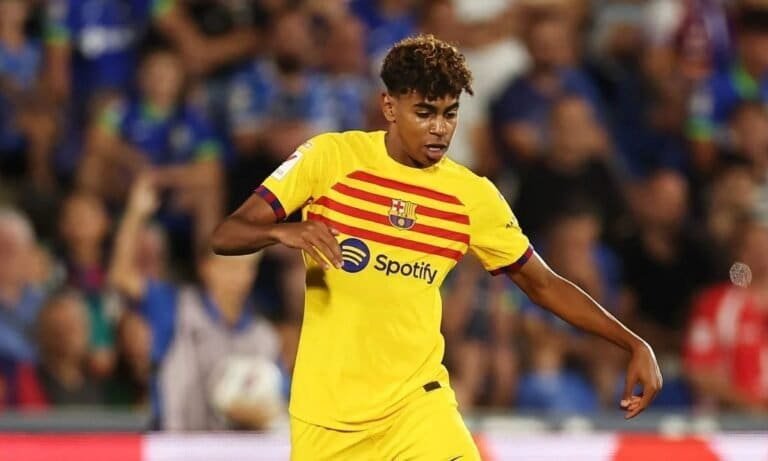 Ο Γιαμάλ έκανε δώρο στα παιδιά της Ακαδημίας με μια όμορφη αφιέρωση!