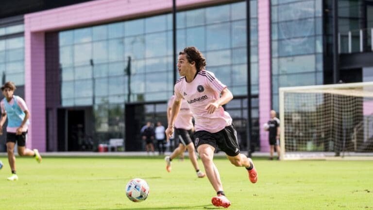 Η ΕΠΟ είναι σε επαφές με συμπαίκτη του… Μέσι για την Εθνική!