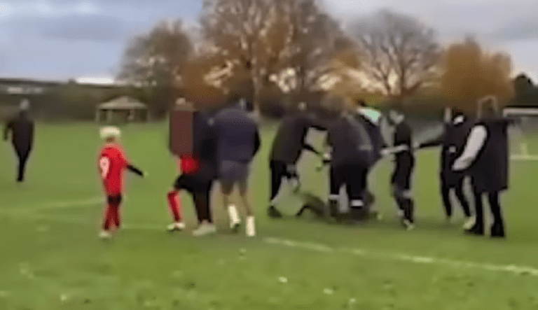 Απίστευτο – Πα…τέρας κλώτσησε παιδάκι σε αγώνα U10!