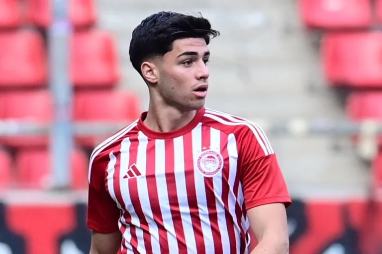 Ομάδα της Super League τσεκάρει τον Κωστούλα!