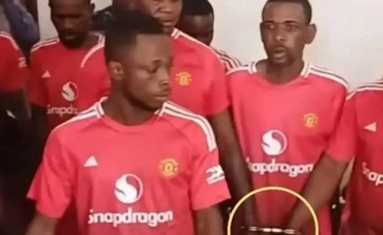 Στο Κονγκό “ντύνουν” με… Γιουνάιτεντ τους φυλακισμένους!