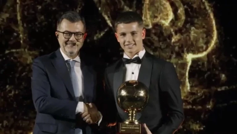 Όλη η Ευρώπη είδε τον Μουζακίτη να γίνεται το… “Χρυσό Αγόρι”!