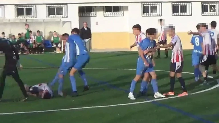 Απίστευτο ξύλο σε αγώνα νεαρών στην Ισπανία – Εισβολή και από… γονείς!